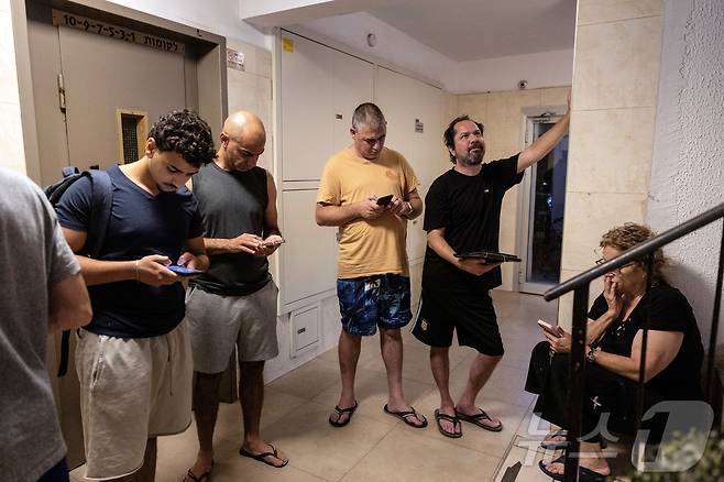 이스라엘 텔아비브에서 사이렌을 듣고 대피소로 모인 이스라엘인들/ 2025.6.13 ⓒ 로이터=뉴스1