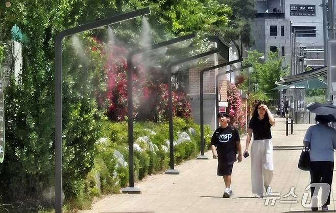 충북 진천군이 학생, 주민 통행이 잦은 덕산읍 상신초등학교 인근에 폭염 저감시설 쿨링포그를 7곳에 설치했다.(진천군 제공, 재판매 및 DB금지)/뉴스1