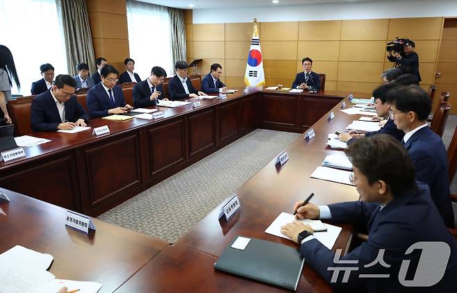김민석 국무총리 후보자가 16일 오전 서울 종로구 금융감독연수원에 마련된 청문회 준비단 사무실에서 열린 경제·민생분야 부처 업무보고에서 모두발언을 하고 있다. (공동취재) 2025.6.16/뉴스1 ⓒ News1 임세영 기자