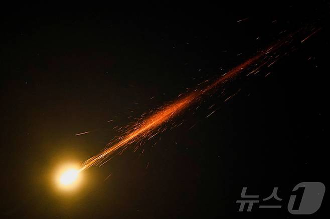 이스라엘 남부 아슈켈론 상공에서 15일 이란 미사일이 이스라엘 방공체계에 의해 요격되는 장면이 목격됐다. 2025.6.15 ⓒ 로이터=뉴스1
