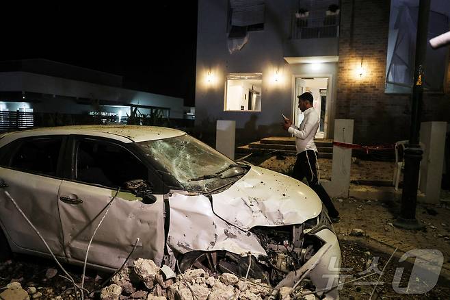 이스라엘 남부 자브디엘이 15일 이란의 보복 공격을 받았다. 미사일 공격으로 자동차가 파괴된 모습이 보인다. 2025.6.15 ⓒ 로이터=뉴스1 ⓒ News1 강민경 기자