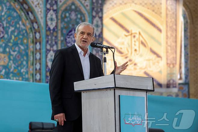 마수드 페제시키안 이란 대통령이 12일(현지시간) 이란 일람에서 열린 회의에서 연설하고 있다. 2025.6.12 ⓒ 로이터=뉴스1 ⓒ News1 김경민 기자