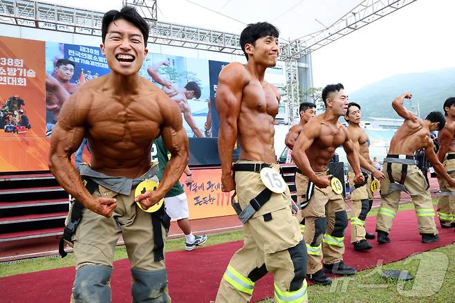 16일 충남 공주시 중앙소방학교에서 열린 제38회 전국소방기술경연대회에서 몸짱 소방관 경연에 참석한 일선 소방관들이 멋진 자세를 선보이고 있다. 2025.6.16/뉴스1 ⓒ News1 김기남 기자