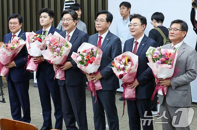 국민의힘 신임 원내대표로 선출된 송언석 의원이 16일 오후 서울 여의도 국회에서 열린 의원총회에서 꽃다발을 들고 있다. 왼쪽부터 박형수 선관위원장, 김용태 비대위원장, 권성동 전 원내대표, 송 신임 원내대표, 김성원 후보, 이헌승 후보. ⓒ News1 안은나 기자