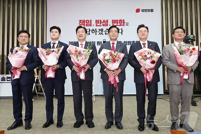 송언석 국민의힘 신임 원내대표 등이 16일 오후 서울 여의도 국회에서 열린 2025 국민의힘 원내대표 선출 의원총회에서 꽃다발을 들고 있다. (공동취재) 2025.6.16/뉴스1 ⓒ News1 이재명 기자