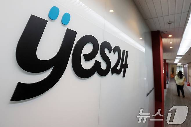 온라인 서점 예스24(YES24)의 시스템 먹통 사태가 9일 발생한 이후 닷새째 이어지며 2000만 명이 넘는 회원 고객들의 불편과 불안이 계속되고 있다. 13일 서울 영등포구 예스24 본사에서 직원들이 오가고 있다. 2025.6.13/뉴스1 ⓒ News1 민경석 기자