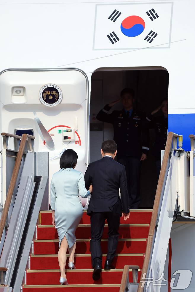 이재명 대통령과 부인 김혜경 여사가 캐나다에서 열리는 주요7개국(G7) 정상회의 참석을 위해 16일 오후 경기도 성남 서울공항을 통해 출국하고 있다. 2025.6.16/뉴스1 ⓒ News1 박정호 기자