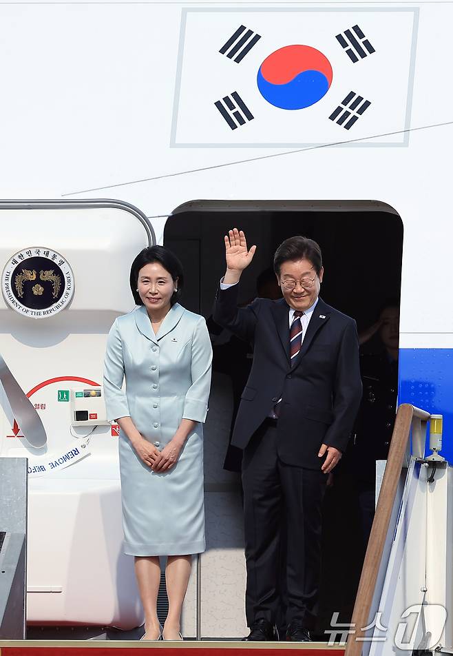 이재명 대통령과 부인 김혜경 여사가 캐나다에서 열리는 주요7개국(G7) 정상회의 참석을 위해 16일 오후 경기도 성남 서울공항을 통해 출국하고 있다. 2025.6.16/뉴스1 ⓒ News1 박정호 기자