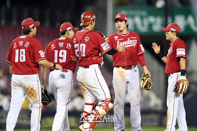 SSG 선수들이 20일 잠실구장에서 열린 2025 KBO리그 두산과 경기에서 5-3으로 승리하며 3연승을 기록한 뒤 하이파이브를 나누고 있다. 잠실 | 박진업 기자 upandup@sportsseoul.com