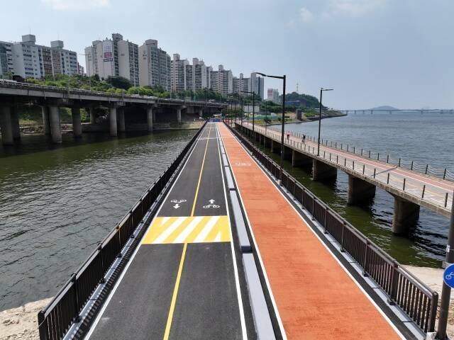 서울시가 한강과 안양천 하류가 만나는 합수부에 있는 다리(안양천교)를 대체할 교량을 신설했다. 사진은 신교량 자전거도로 분리구간 보행로. /서울시