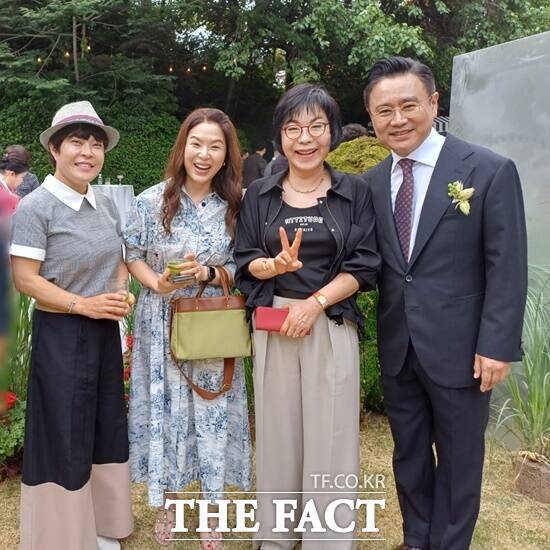 결혼식은 양가 가족과 친지, 연예계 스포츠계 지인들이 참석한 가운데 비공개로 치러졌다. 왼쪽부터 조혜련 김지선 최진희 이광기. 사진 위는 필자와 이광기. /강일홍 기자