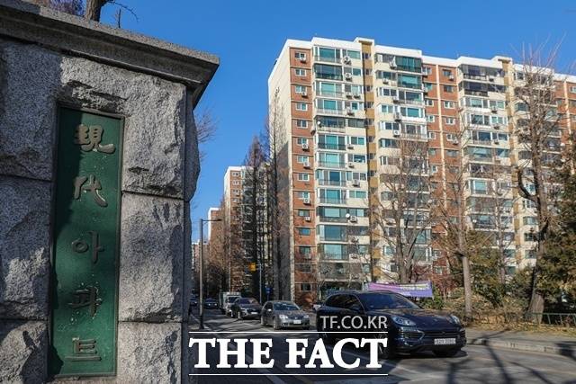 건설업 침체와 공사비 상승에도 불구하고 국내 10대 건설사의 올 상반기 정비사업 수주액이 20조원을 넘어선 것으로 나타났다. 하반기에는 압구정, 여의도, 성수 등 대어급 정비사업지가 시공사 선정에 들어가는 만큼 수주액은 더욱 많이 늘어날 전망이다. /뉴시스