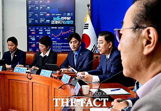 더불어민주당이 16일 12·3 비상계엄 사태 핵심 피의자인 김용현 전 국방부장관의 보석을 허가한 법원의 결정에 대해 "대단히 유감스럽다"고 비판했다. 김병기 당대표 직무대행 겸 원내대표가 16일 오전 서울 여의도 국회에서 열린 최고위원회의에 참석해 모두발언을 하고 있다./국회=배정한 기자