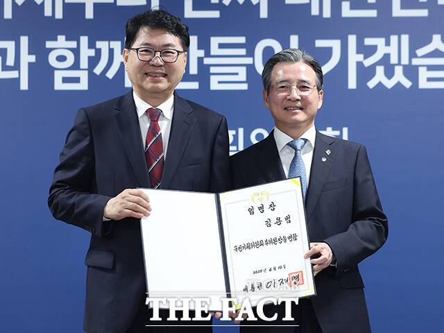 국정기획위원회 이한주 국정기획위원회 위원장(왼쪽)이 부위원장을 맡은 대통령실 김용범 정책실장에게 위촉장을 수여하고 있다.