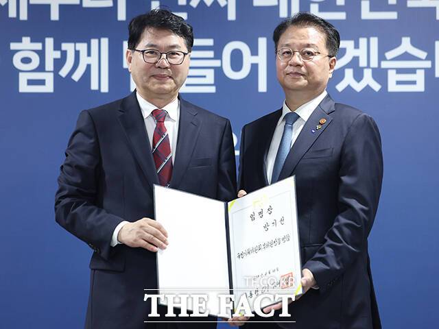 이한주 국정기획위원장(왼쪽)이 부위원장을 맡은 방기선 국무조정실장에게 위촉장을 수여하고 있다.