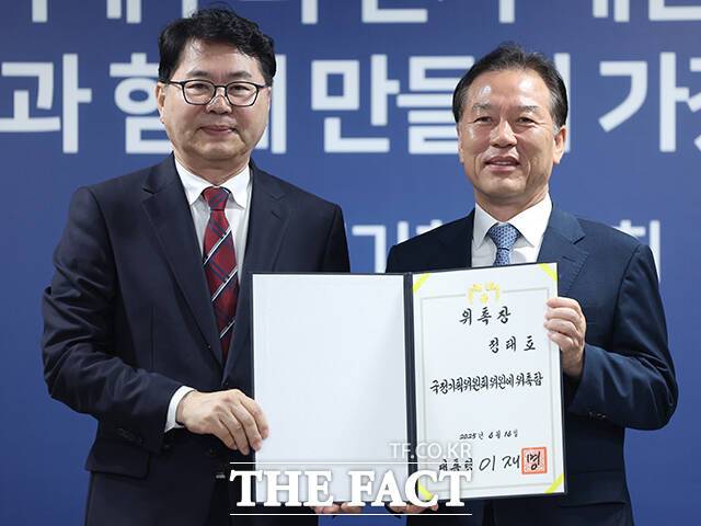 경제1분과장을 맡은 더불어민주당 정태호 의원(오른쪽)이 위촉장을 들고 기념촬영을 하고 있다.
