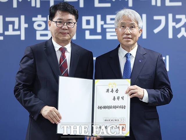 외교안보분과장에 임명된 홍현익 세종연구소 명예연구위원(오른쪽)이 위촉장을 받고 있다.