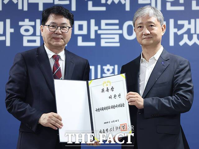 사회1분과장을 맡은 이찬진 제일합동법률사무소 변호사(오른쪽)가 기념촬영을 하고 있다.