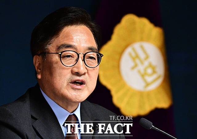 국회사무처가 국회의원 뿐 아니라 보좌진 등 국회 소속 직원을 대상으로 배지 착용을 추진한다. 사진은 우원식 국회의장이 11일 오전 서울 여의도 국회 사랑재에서 열린 취임 1주년 기자간담회에 참석해 모두발언을 하는 모습. /국회=배정한 기자