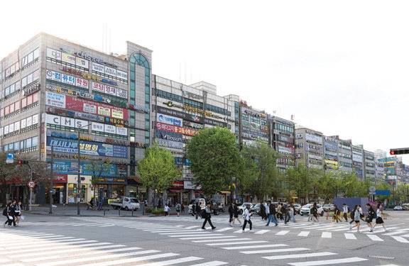 경기도에서 최고로 꼽히는 평촌 학원가. 밀집도가 높아 학생들 이동이 편리하다.