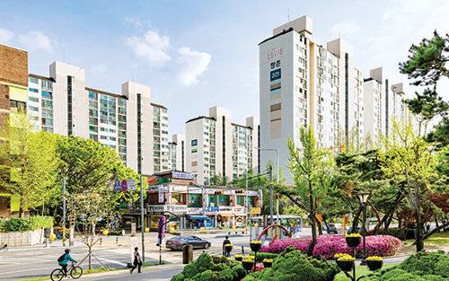 범계역과 학원가, 중앙공원을 모두 이용할 수 있는 향촌마을 롯데아파트.