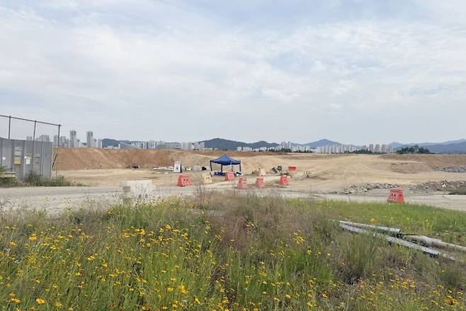 국가상징구역 부지 내부 모습. 땅만 파놓은 채 별다른 공사는 진행되지 않고 있다. 부지 인근은 인적이 드물어 잡초가 무성하게 자라고 있다. 김평화 기자