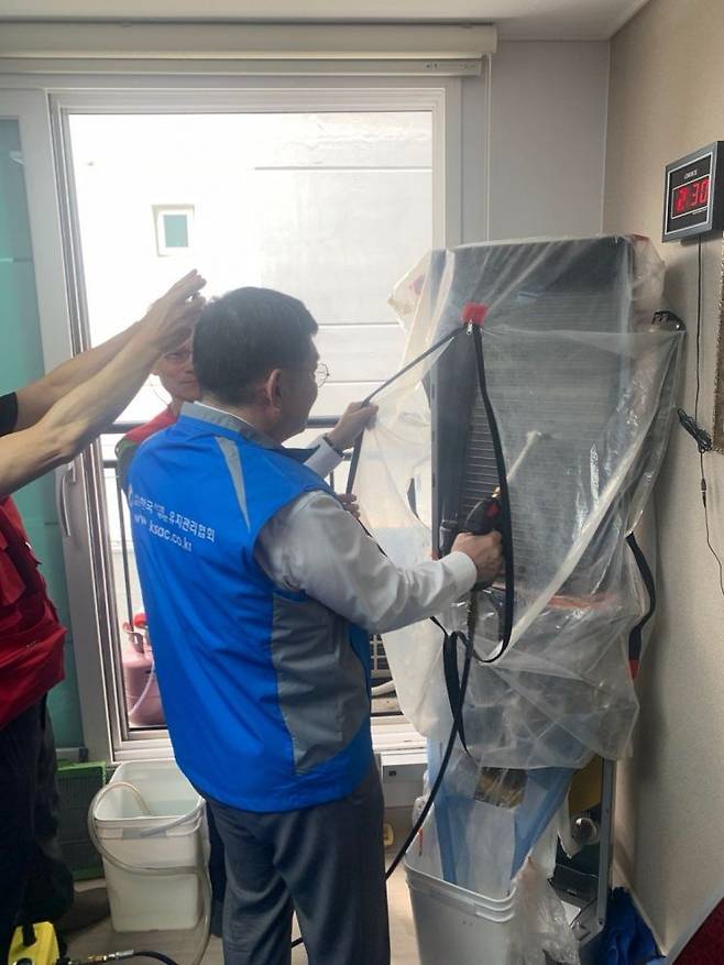 경기도가 에어컨 관리에 어려움을 겪는 독거노인, 저소득층을 대상으로 에어컨 유지보수를 통한 에너지 비용 절감을 추진하는 에어컨 청소지원 사업을 6월말까지 진행한다. 경기도 제공