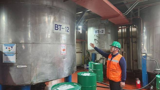 BT-12 배합 공정을 설명 중인 광우 생산팀 관계자. 각 탱크는 제품별 배합 데이터를 기반으로 운영된다. 조성필 기자