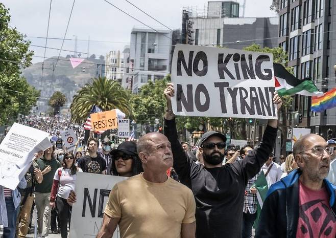 14일(현지시간) 미국 샌프란시스코에서 열린 반트럼프 시위. UPI연합뉴스