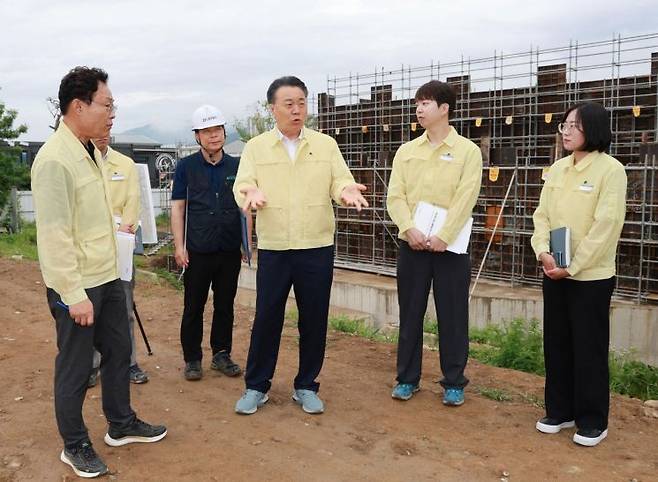 구복규 화순군수가 지난 13일 서태2지구 풍수해생활권 정비사업 현장을 찾아 특별 점검을 실시했다. 화순군 제공