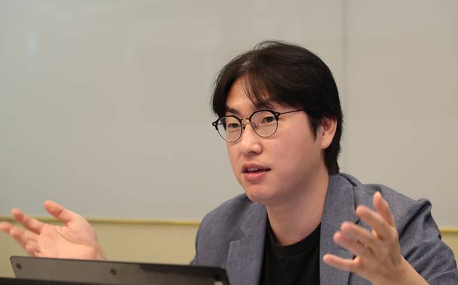 하정우 AI미래기획수석이 네이버퓨쳐 AI센터장이던 2024년 10월 서울 강남구 테헤란로 N타워에서 가진 조선일보와의 인터뷰에서 소버린AI의 필요성에 대해 말하고 있다./전기병 기자