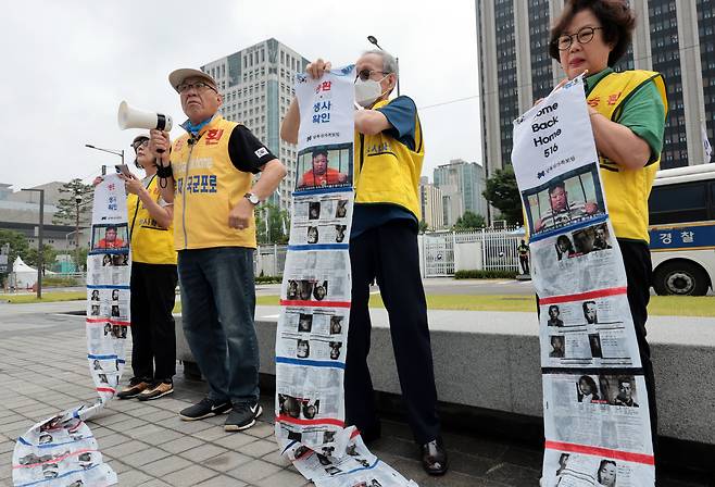 최성룡 납북자가족모임 대표(왼쪽 두번째)가 16일 서울 종로구 정부서울청사 앞에서 기자회견을 열고 대북전단 살포 이유와 내용 등에 대해 설명하고 있다./연합뉴스