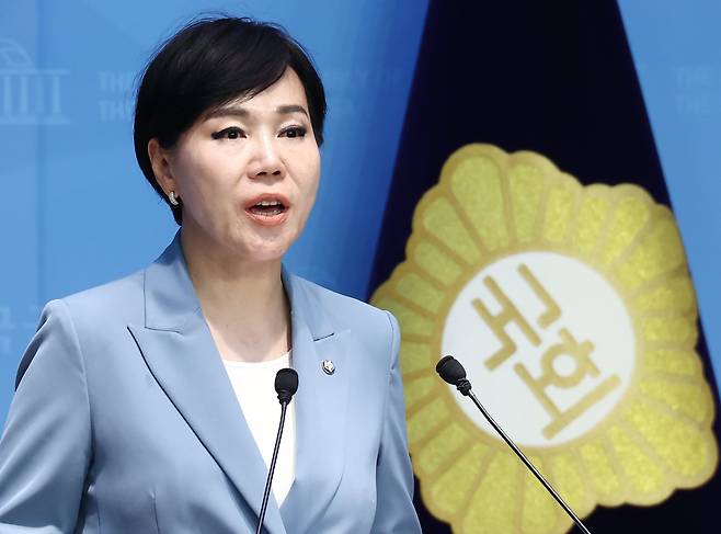 전현희 더불어민주당 최고위원이 16일 오후 국회 소통관에서 감사원이 자신을 검찰에 수사 요청했던 사건이 검찰에서 무혐의로 종결됐다고 밝히는 기자 회견을 하고 있다. /뉴스1