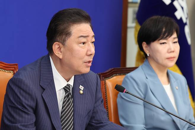 김병기 더불어민주당 대표 직무대행 겸 원내대표가 16일 오전 서울 여의도 국회에서 열린 최고위원회의에 참석해 모두 발언하고 있다./뉴스1