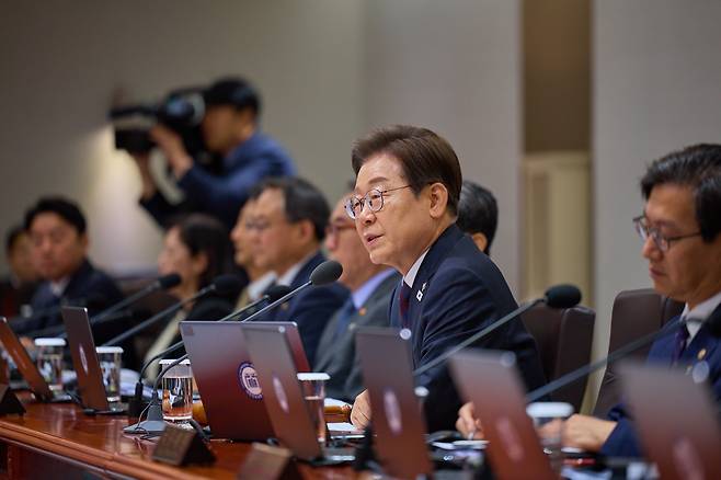 이재명 대통령이 10일 서울 용산구 대통령실 청사에서 열린 국무회의에서 모두발언을 하고 있다. /대통령실 제공