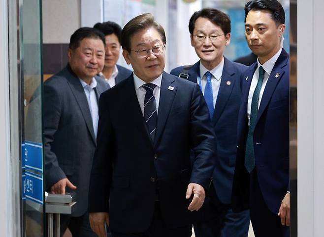 이재명 대통령이 13일 경기도 파주시 장단면 행정복지센터에서 열린 접경지 주민 간담회에 입장하고 있다. ⓒ대통령실통신사진기자단