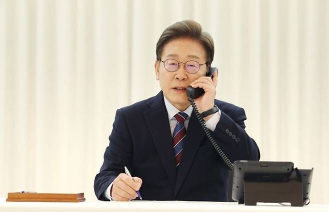 이재명 대통령이 6일 서울 한남동 관저에서 도널드 트럼프 미국 대통령과 전화 통화를 하기 위해 수화기를 들고 있다. ⓒ연합뉴스