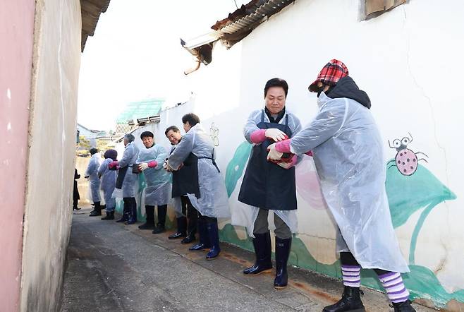 지난해 12월 경남 밀양시 가곡동에서 박완수 경남도지사(오른쪽에서 두번째)를 비롯한 경남도 관계자들과 자원봉사 단체 회원들이 연탄 나눔 봉사를 하고 있다. 경남도 제공