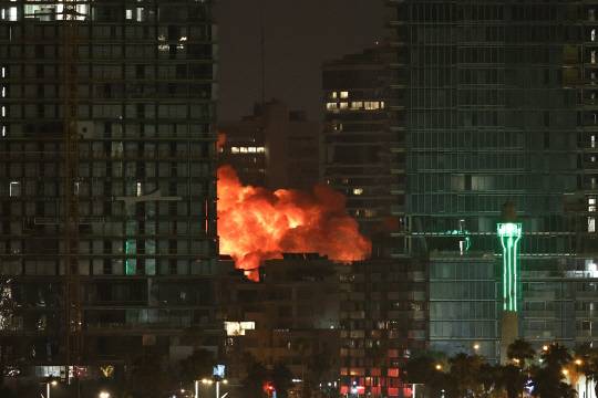 16일 이스라엘 텔아비브에서 이란이 발사한 미사일이 폭발하고 있다. 이스라엘과 이란은 이스라엘이 지난 13일 '라이징 라이언 작전'의 일환으로 공격을 감행한 이후 상호 공격을 주고받고 있다. 연합뉴스.