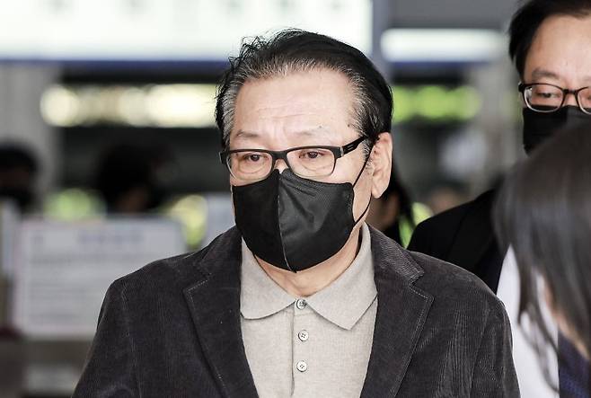 2018년 전국동시지방선거 당시 공천을 대가로 불법 정치자금을 수수한 혐의와 함께 윤석열 전 대통령 부부와의 친분을 과시하며 각종 이권에 개입한 의혹을 받는 무속인 '건진법사' 전성배 씨가 12일 서울 양천구 서울남부지방법원에서 열린 두번째 공판을 마친 뒤 법원을 나서고 있다. 뉴시스