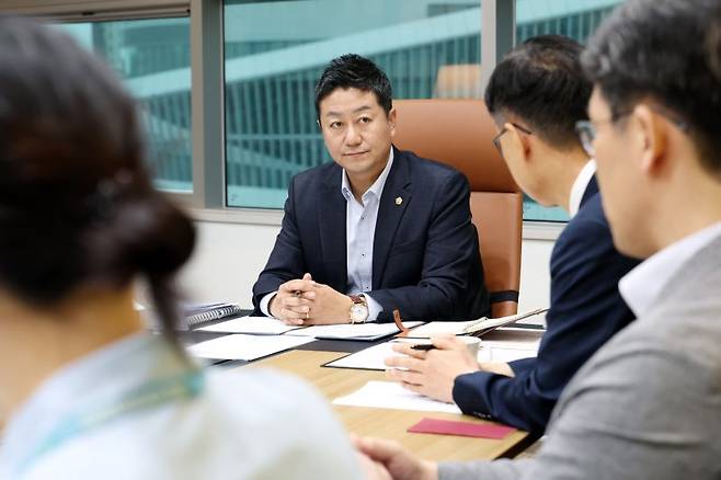 김진경 경기도의회 의장이 16일 오전 의장 접견실에서 대안교육기관 급식예산 분담 관련 정담회를 열고 있다. 경기도의회 제공
