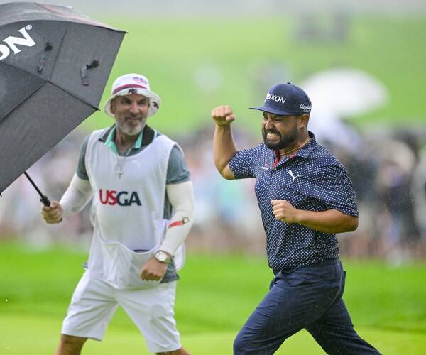 USGA가 주관하는 2025년 미국프로골프(PGA) 투어 메이저 대회 US오픈 우승을 차지한 J.J. 스펀(미국)이 최종라운드 18번홀에서 버디를 잡아내는 모습이다. 사진제공=USGA/Chris Keane