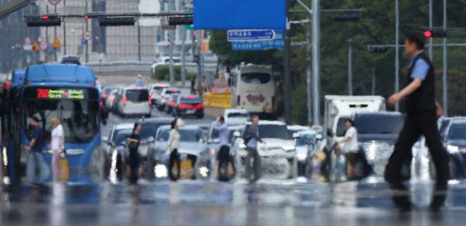 서울 낮 기온이 30도를 웃도는 등 여름 날씨를 보인 지난 15일 서울 영등포구 여의대로 위로 지열에 의한 아지랑이가 피어오르고 있다. 연합뉴스