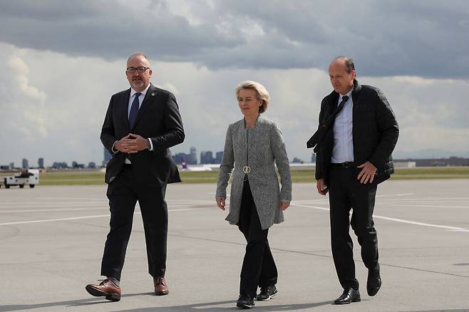 15일 우르줄라 폰 데어 라이엔 유럽연합 집행위원장이 주요7개국 정상회의 참석차 캐나다 캘거리 국제 공항에 도착했다. 로이터 연합뉴스