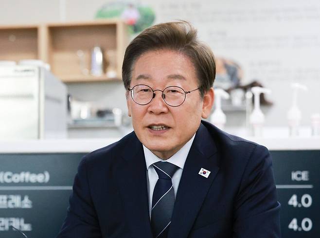 이재명 대통령이 13일 경기도 파주시 장단면 행정복지센터에서 접경지 주민 간담회를 하고 있다. 연합뉴스