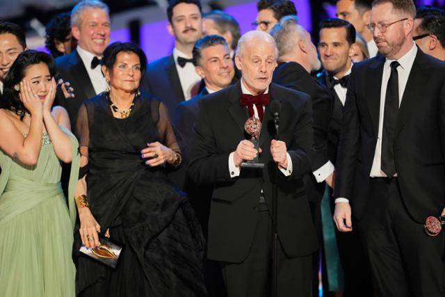 뮤지컬 '어쩌면 해피엔딩' 브로드웨이 공연의 리드 프로듀서 제프리 리처즈(오른쪽 두 번째)가 8일 미국 뉴욕 라디오시티 뮤직홀에서 열린 제78회 토니상에서 작품상을 받고 수상 소감을 밝히고 있다. 뉴욕=AP 연합뉴스