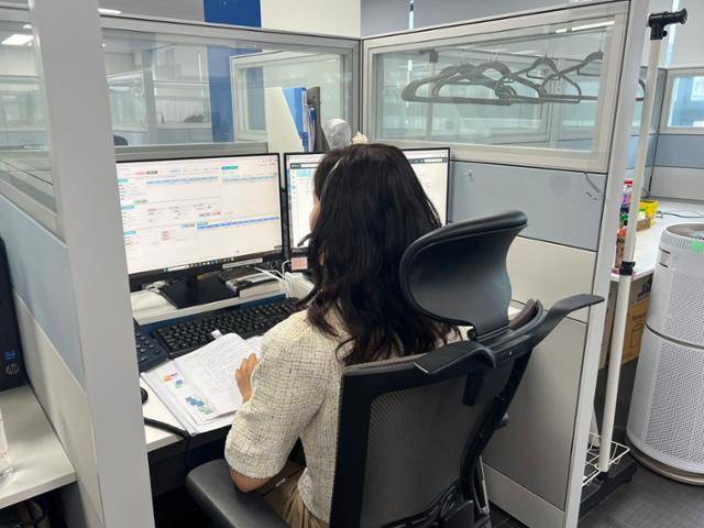 지난달 20일 서울 강서구 '외로움안녕120'에서 상담사 강모(51)씨가 전화 상담을 하고 있다. 권정현 기자