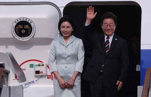 이재명 대통령과 김혜경 여사가 캐나다 앨버타주 캐내내스키스에서 열리는 주요 7개국(G7) 정상회의 참석을 위해 16일 경기 성남 서울공항에서 공군 1호기에 탑승하기 전 인사하고 있다. 왕태석 선임기자