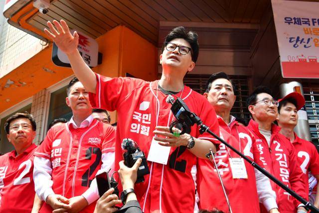 한동훈(왼쪽 세 번째) 전 국민의힘 대표가 제21대 대통령 선거 사전투표 첫날인 지난달 29일 광주 동구 충장로에서 거리 유세를 하며 시민들에게 같은 당의 김문수 후보 지지를 호소하고 있다. 광주=뉴시스