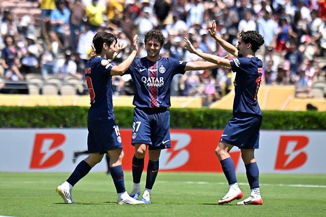 PSG 이강인(왼쪽부터)이 16일 열린 아틀레티코와의 2025 FIFA 클럽 월드컵 조별리그 1차전서 페널티킥으로 팀의 네 번째 득점을 터뜨린 뒤 네베스, 비티냐와 환호하고 있다. 사진=PSG